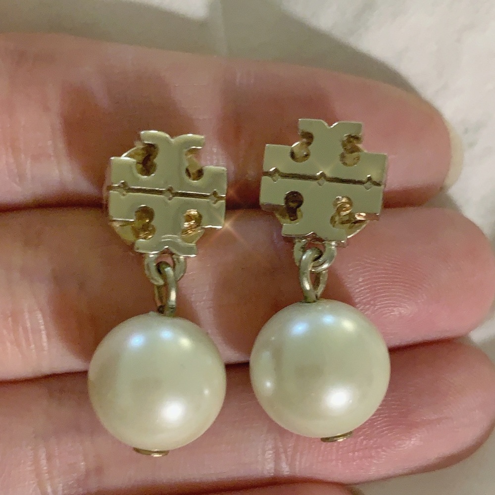 Tory burch logo earring with pearl